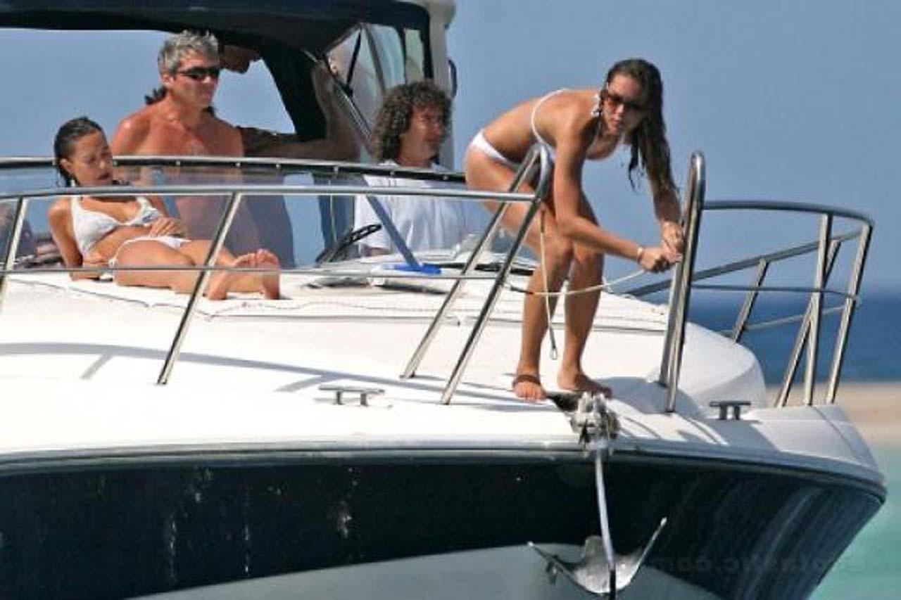 16P Pippa Middleton dancing without bra and enjoying in topless on yacht