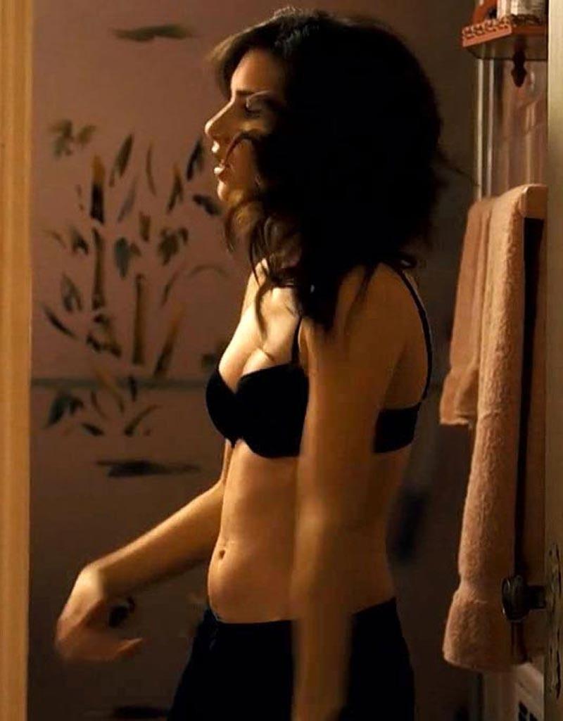 15P Emma Roberts showing little boobs in black bra