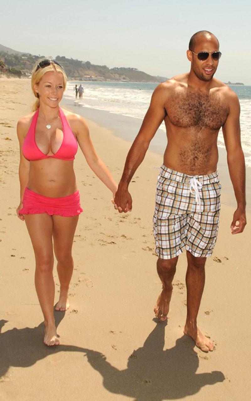 16P Kendra Wilkinson nude boobs while changing