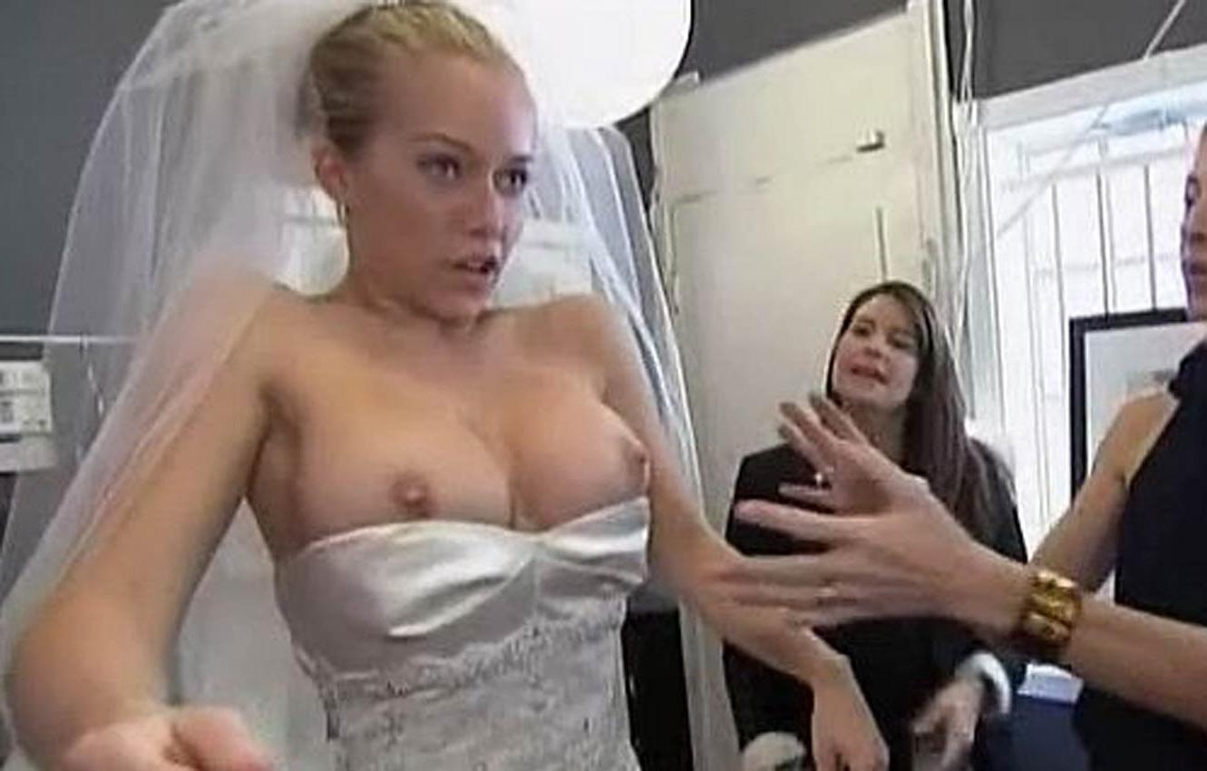 16P Kendra Wilkinson nude boobs while changing
