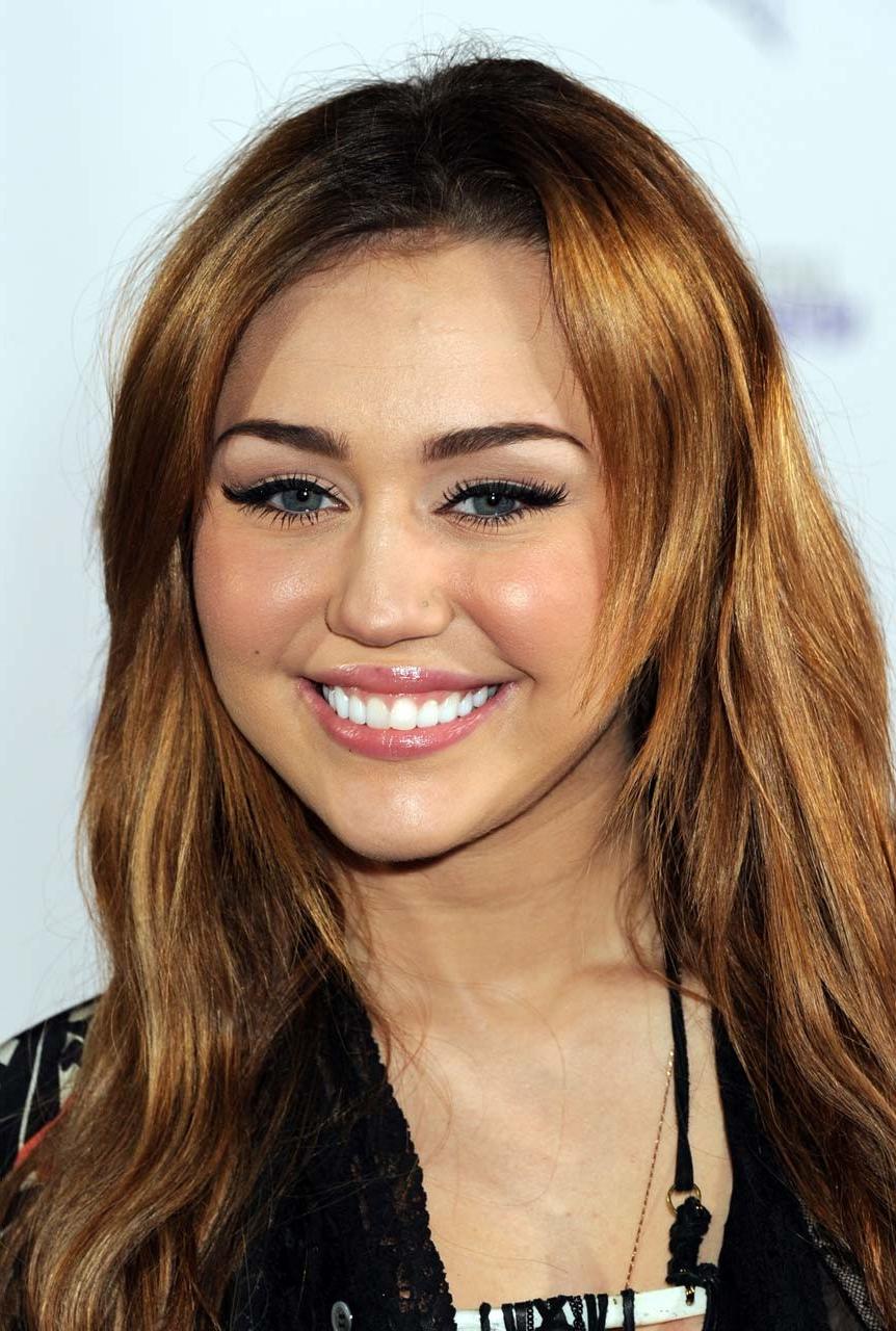 10P Miley Cyrus flashing her see thru bra in some sexy paparazzi pictures