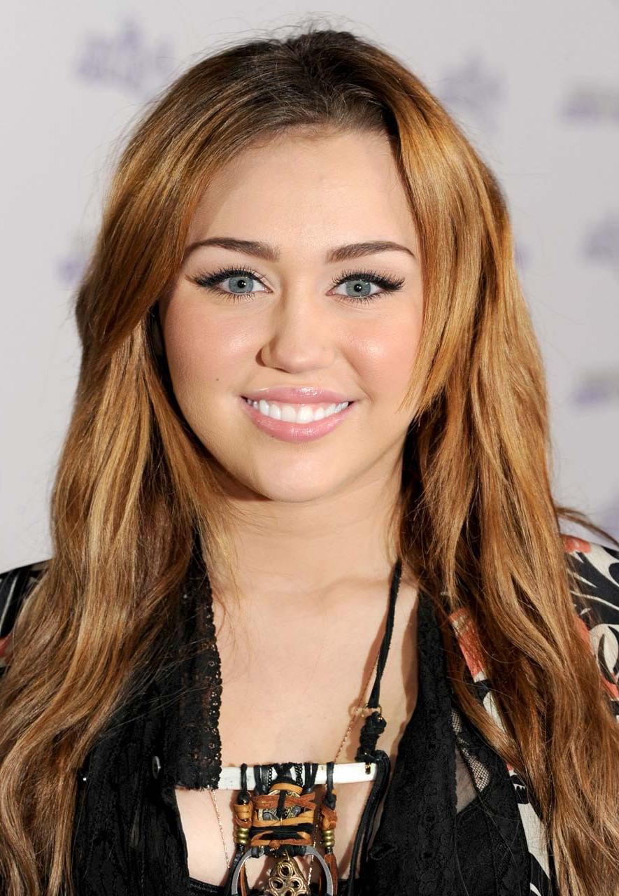 10P Miley Cyrus flashing her see thru bra in some sexy paparazzi pictures