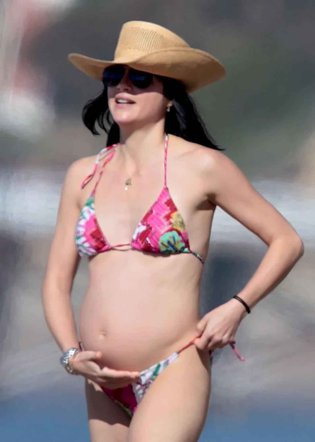 16P Selma Blair pregnant wearing bikini at the beach in Malibu
