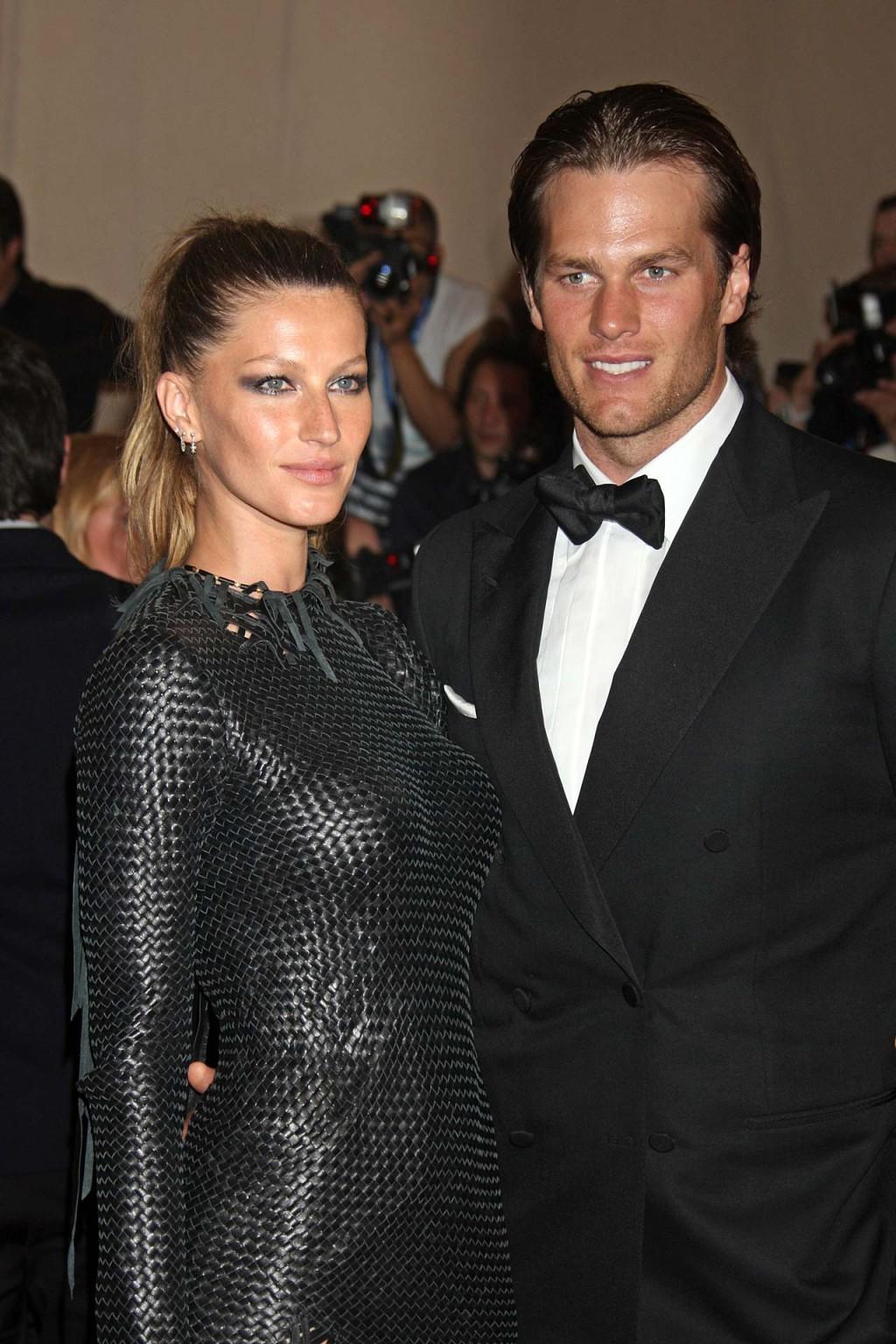 10P Gisele Bundchen exposing her tits and ass while changing paparazzi shoots