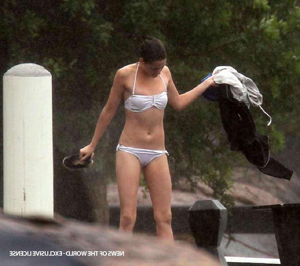 16P Kristen Stewart exposing fucking sexy body and nice tits in bra