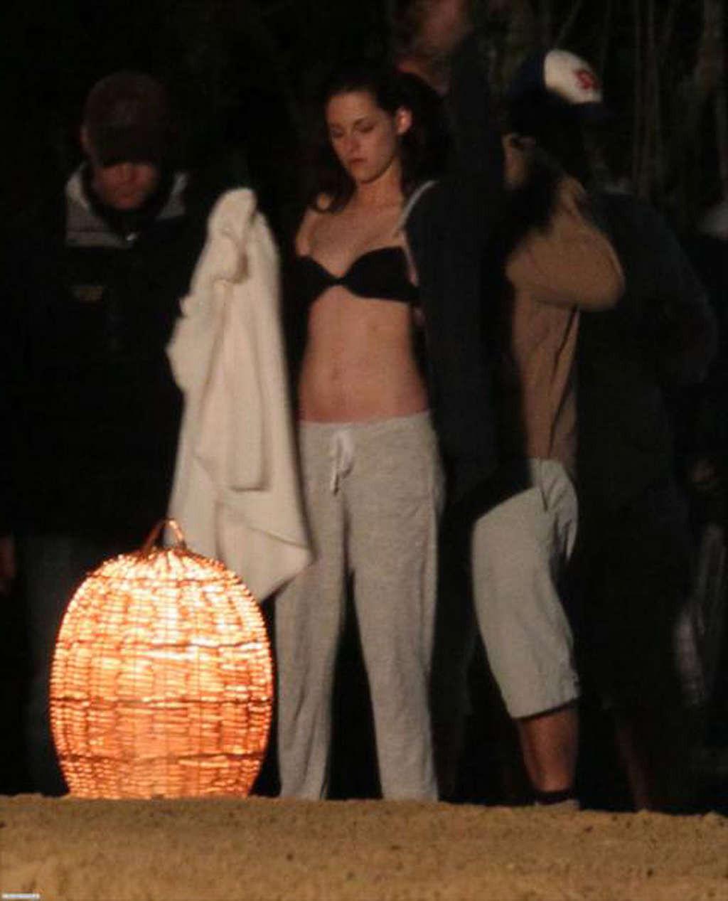 16P Kristen Stewart exposing fucking sexy body and nice tits in bra
