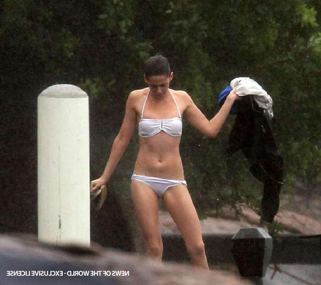16P Kristen Stewart exposing fucking sexy body and nice tits in bra