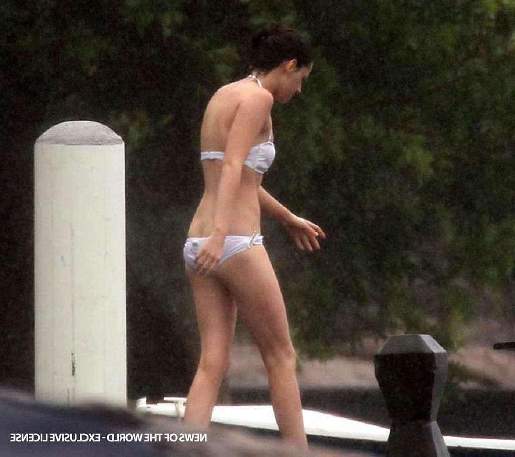 16P Kristen Stewart exposing fucking sexy body and nice tits in bra