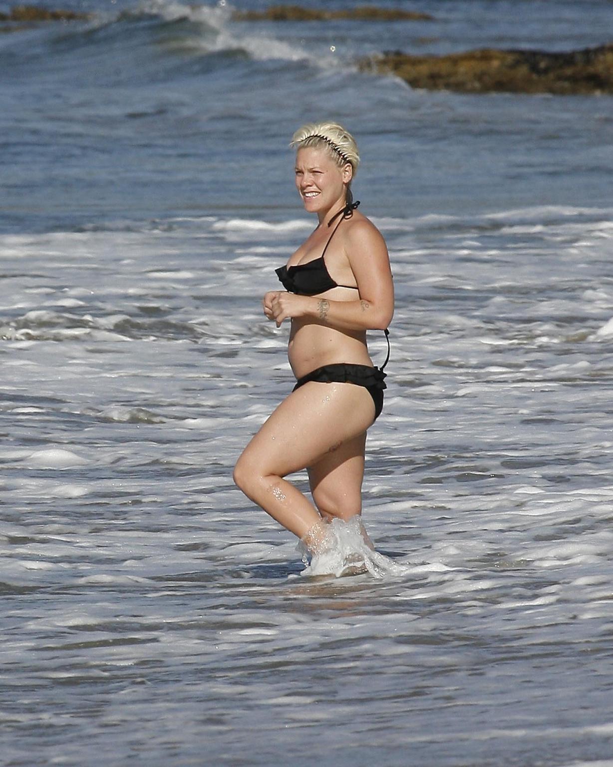 16P Pink pregnant wearing sexy black bikini on the beach in LA