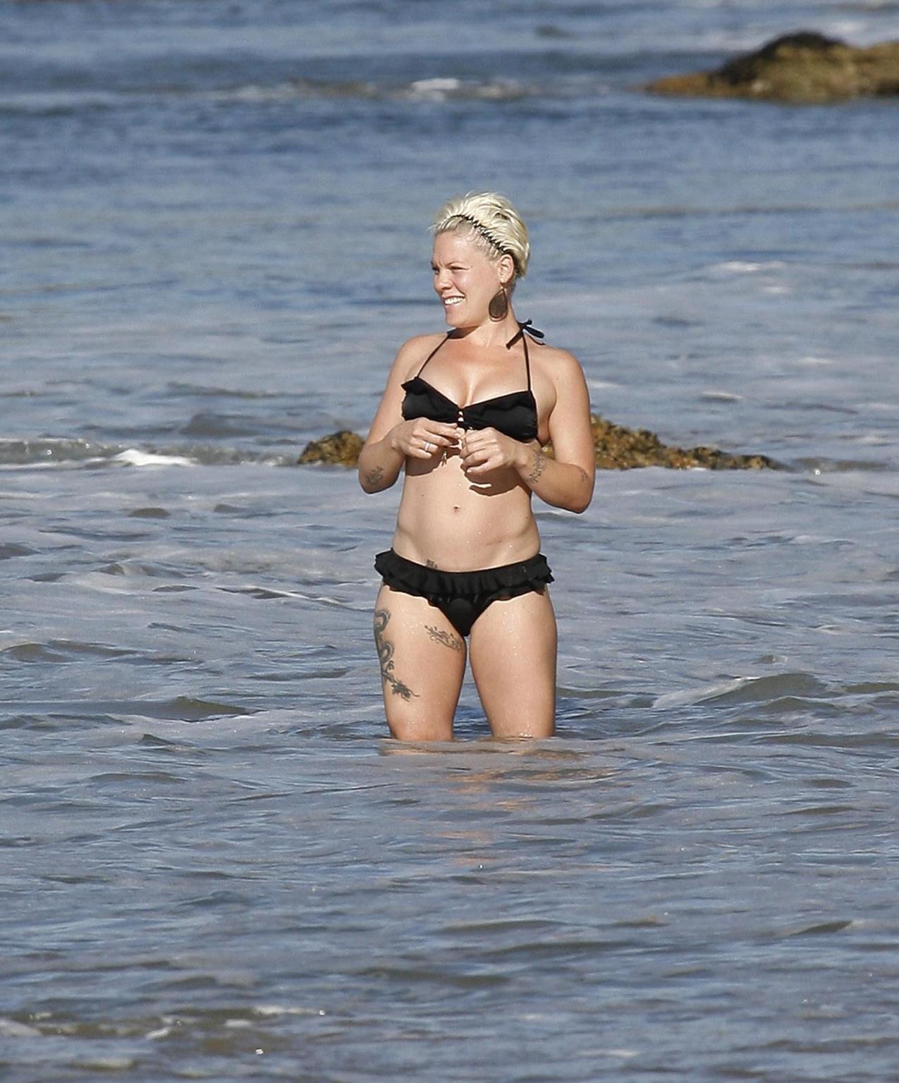 16P Pink pregnant wearing sexy black bikini on the beach in LA