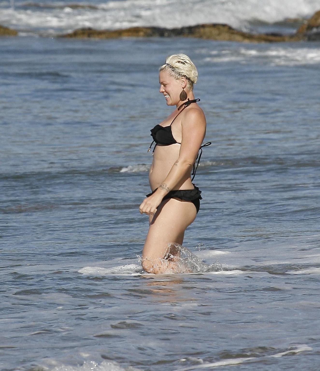 16P Pink pregnant wearing sexy black bikini on the beach in LA