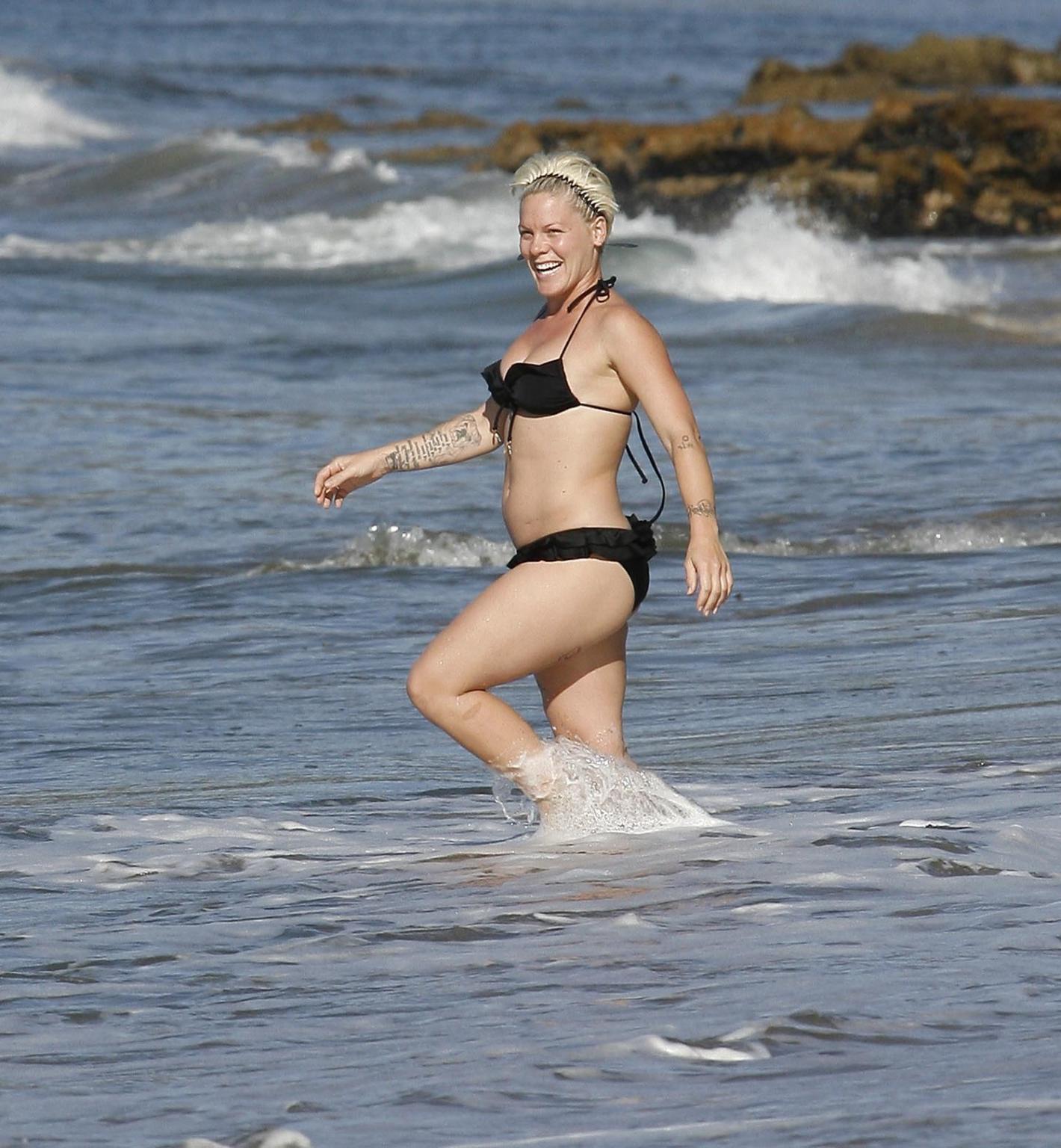 16P Pink pregnant wearing sexy black bikini on the beach in LA