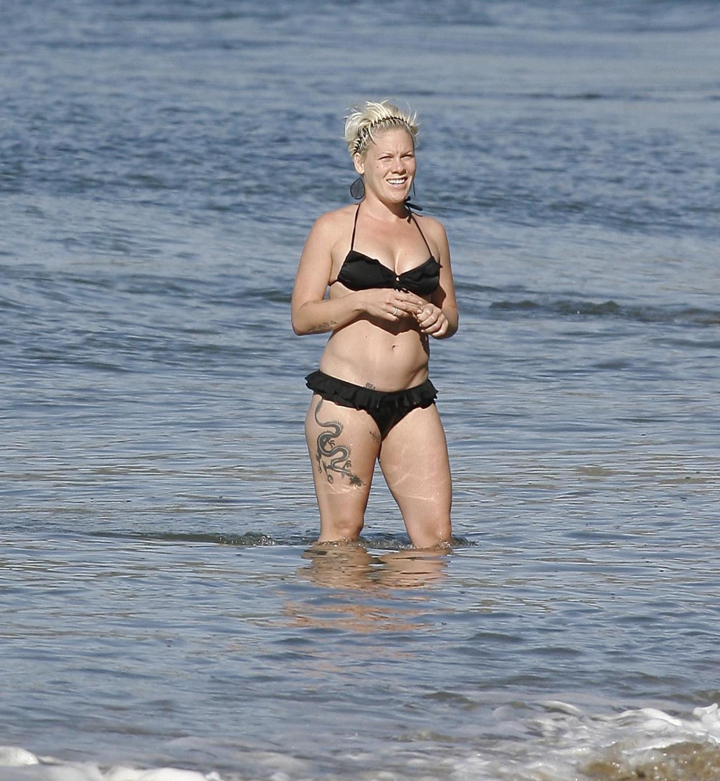 16P Pink pregnant wearing sexy black bikini on the beach in LA