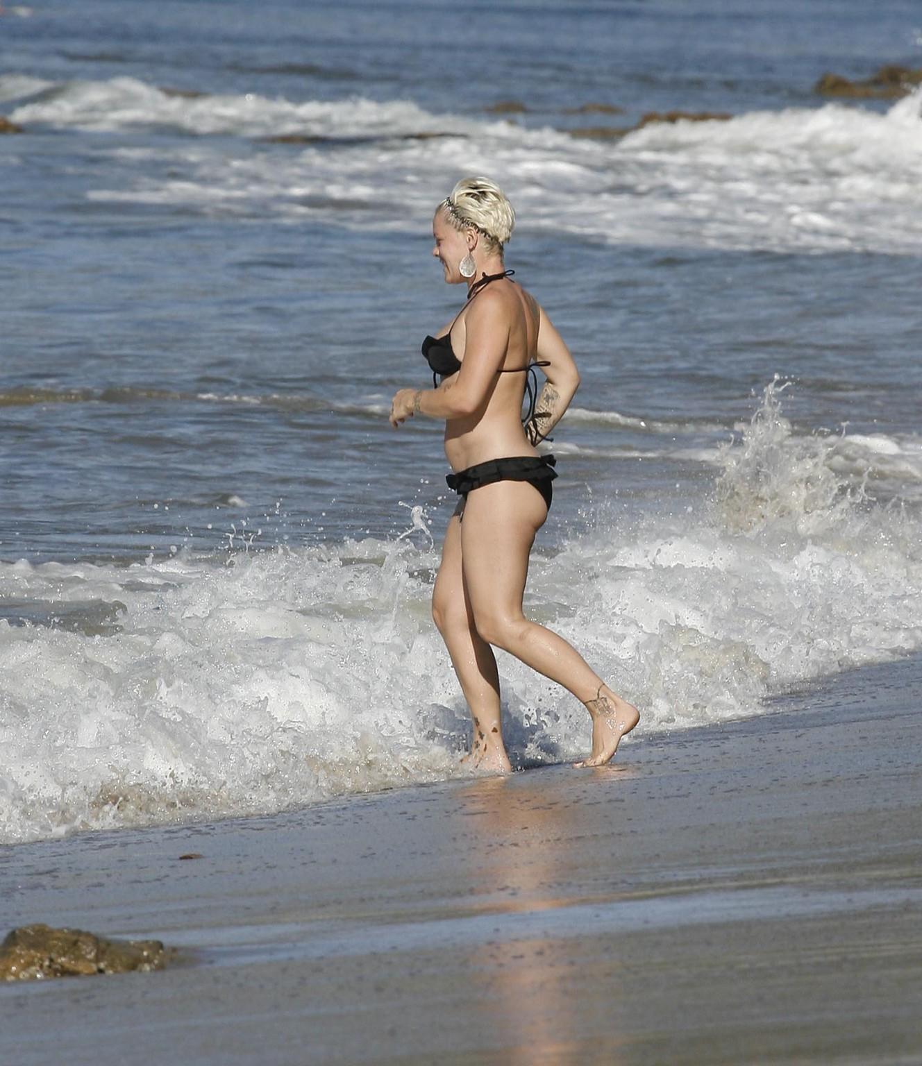 16P Pink pregnant wearing sexy black bikini on the beach in LA