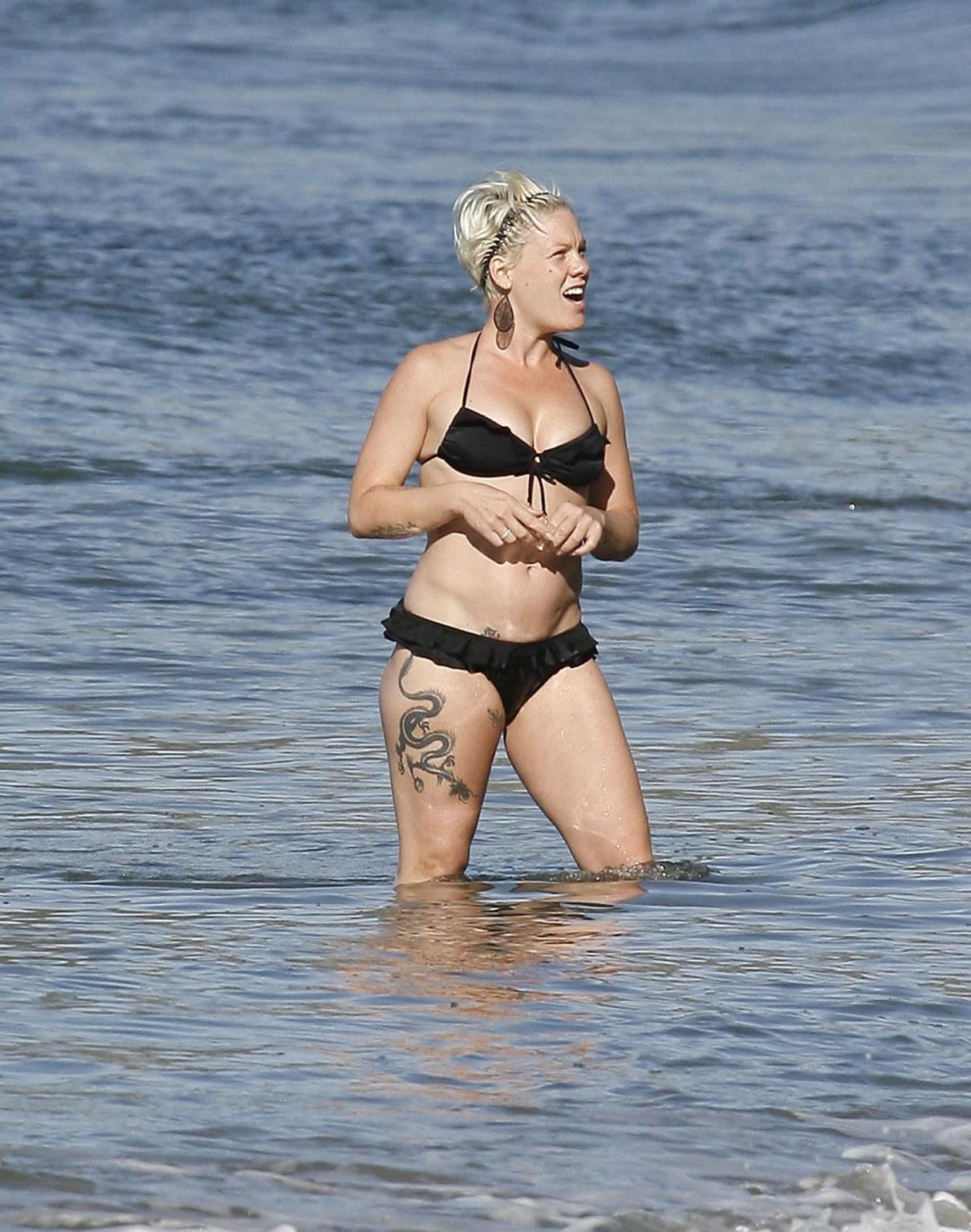 16P Pink pregnant wearing sexy black bikini on the beach in LA