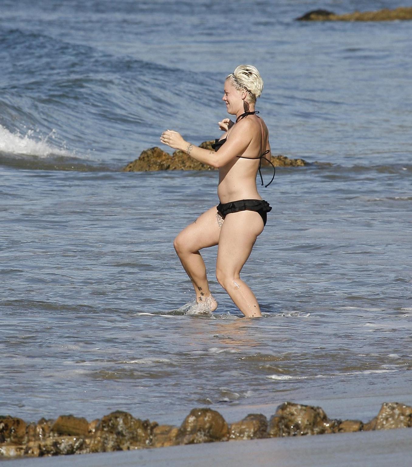 16P Pink pregnant wearing sexy black bikini on the beach in LA