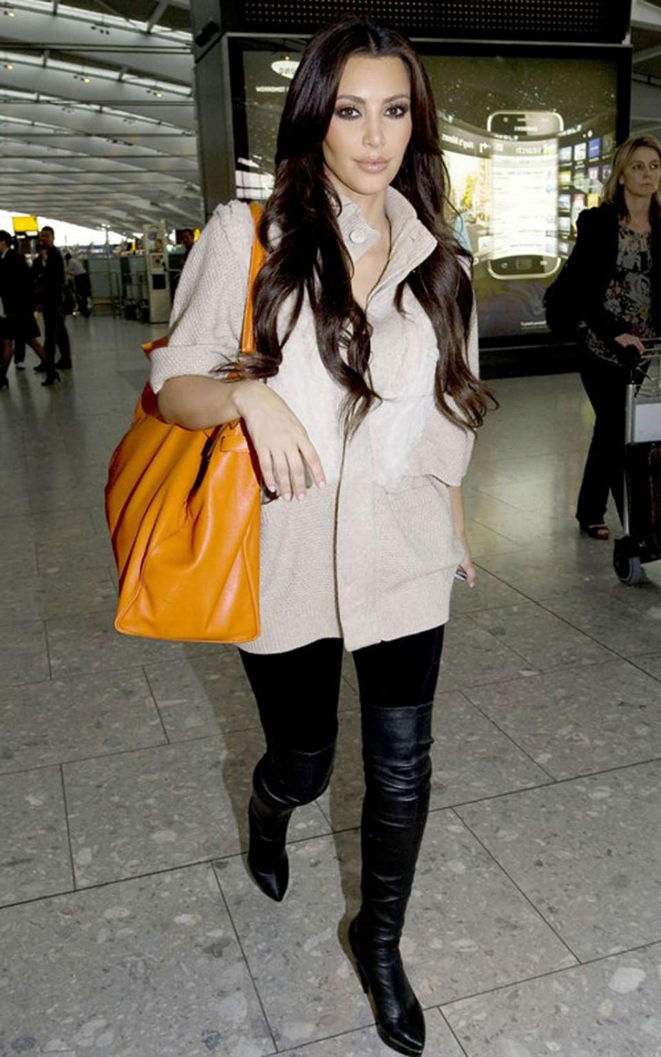 10P Kim Kardashian sexy private photos in sleepwear at hotel room