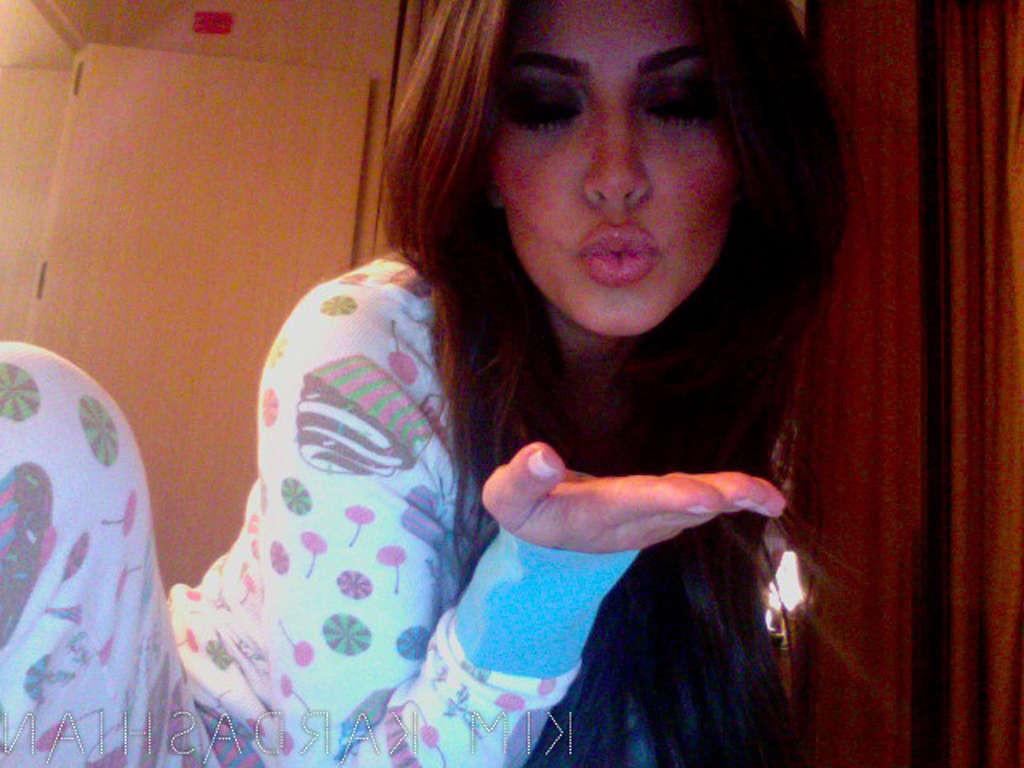 10P Kim Kardashian sexy private photos in sleepwear at hotel room