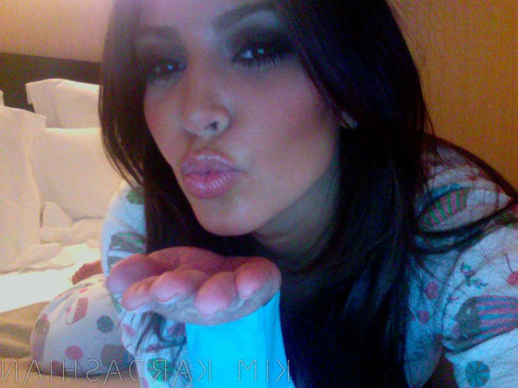 10P Kim Kardashian sexy private photos in sleepwear at hotel room