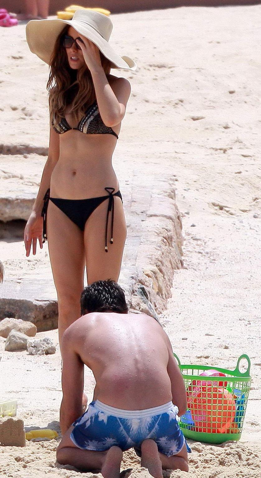 15P Kate Beckinsale wearing bikini  high heels on a Mexican beach