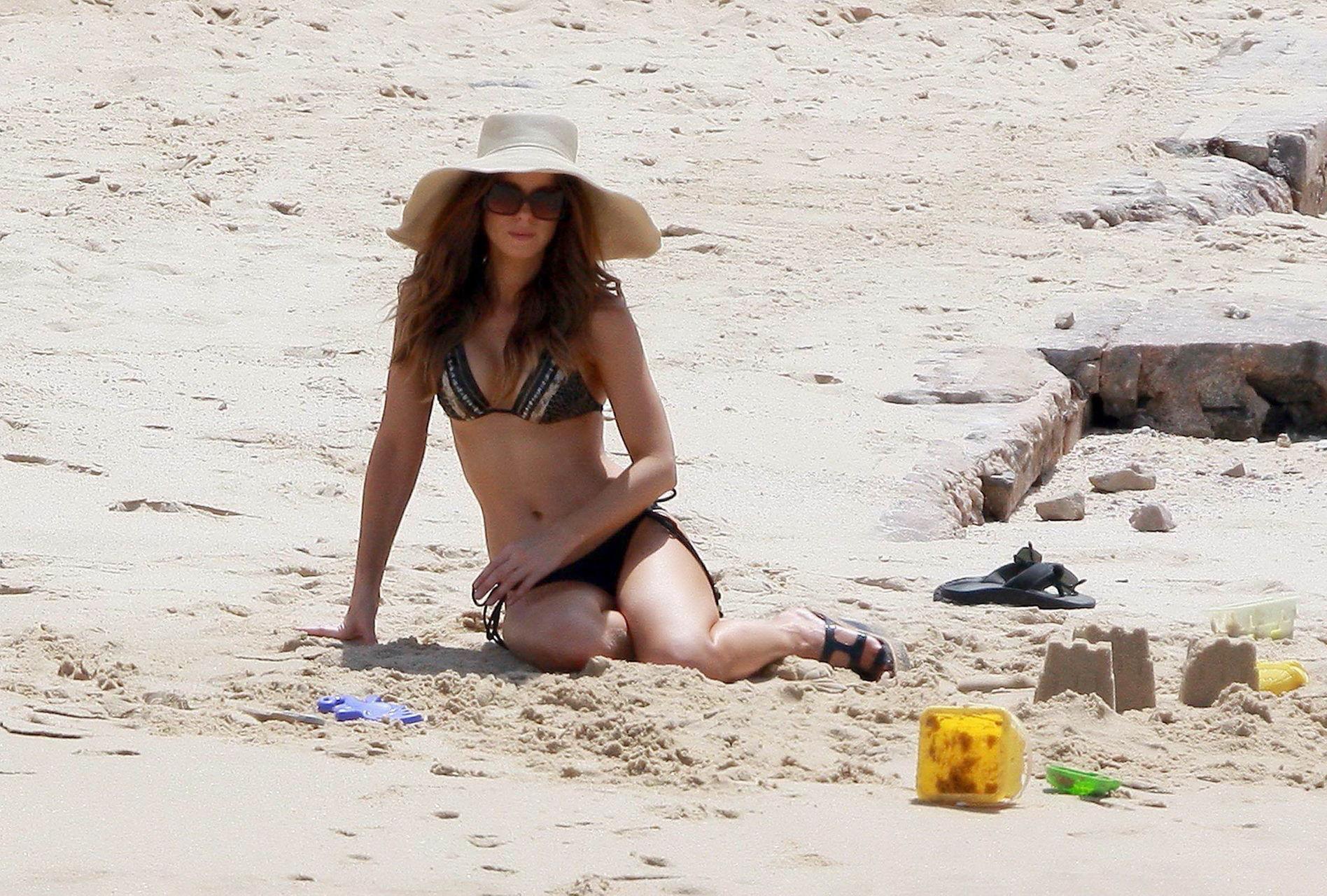 15P Kate Beckinsale wearing bikini  high heels on a Mexican beach