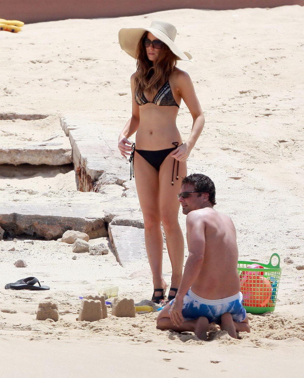 15P Kate Beckinsale wearing bikini  high heels on a Mexican beach