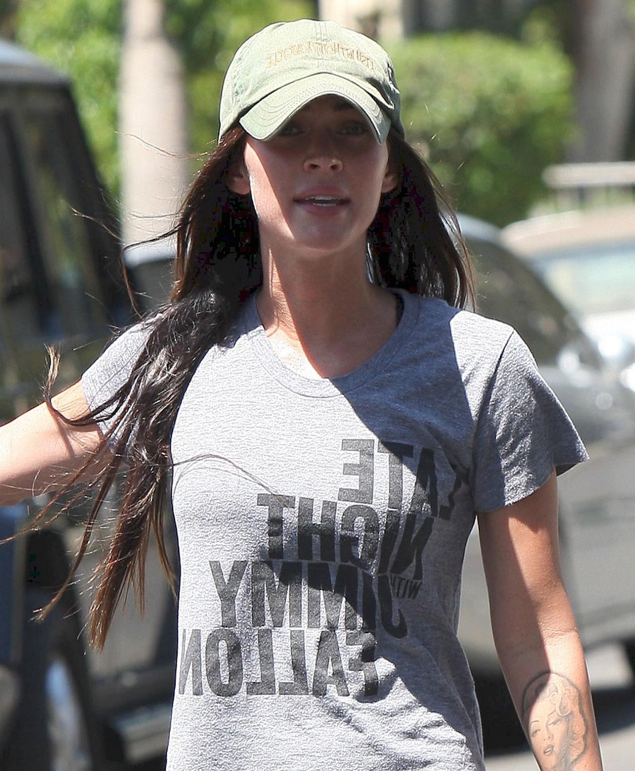 16P Megan Fox exposing her fucking sexy body and very nice tits in bra