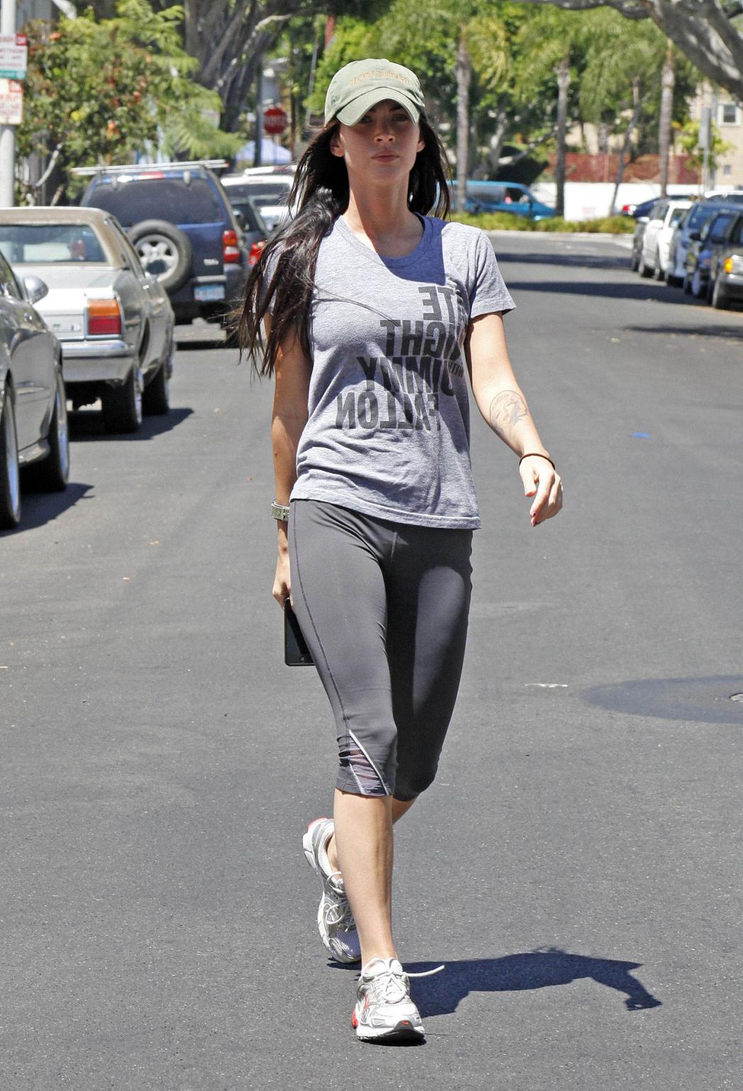 16P Megan Fox exposing her fucking sexy body and very nice tits in bra