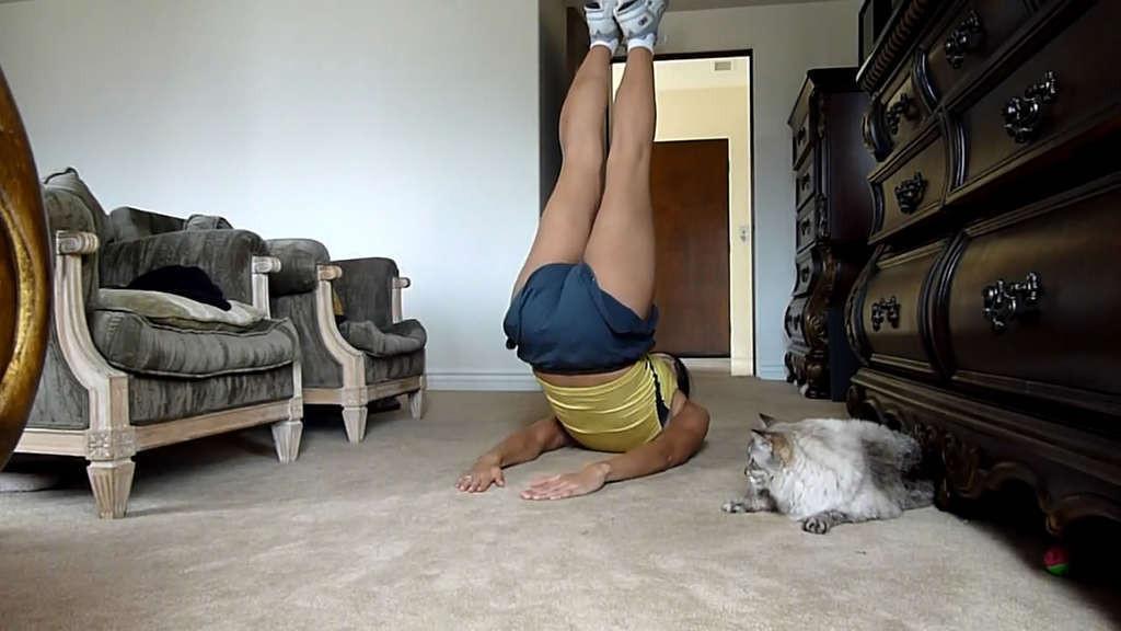 16P Adrianne Curry exposing her sexy ass while she doing exercise in living room