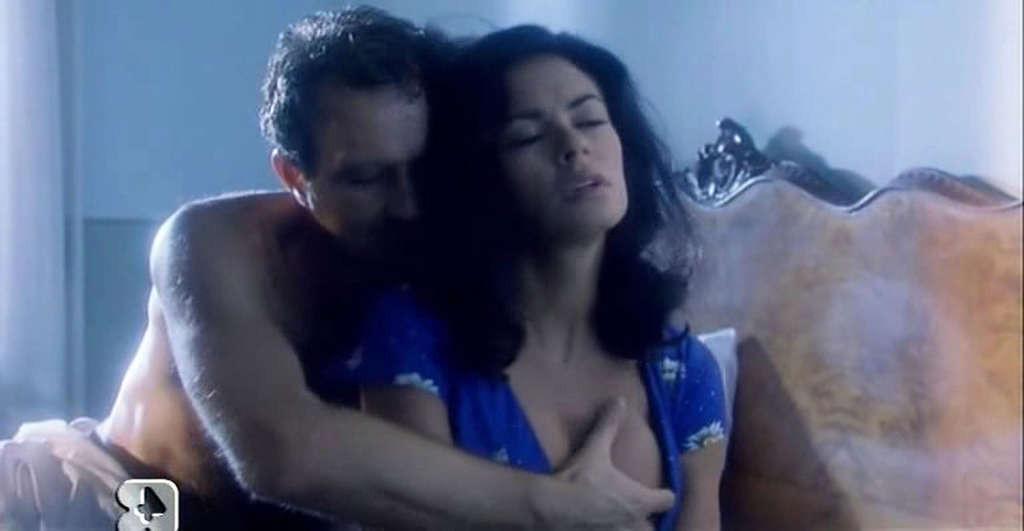 16P Maria Grazia Cucinotta in bra and thong and cleavy in movie