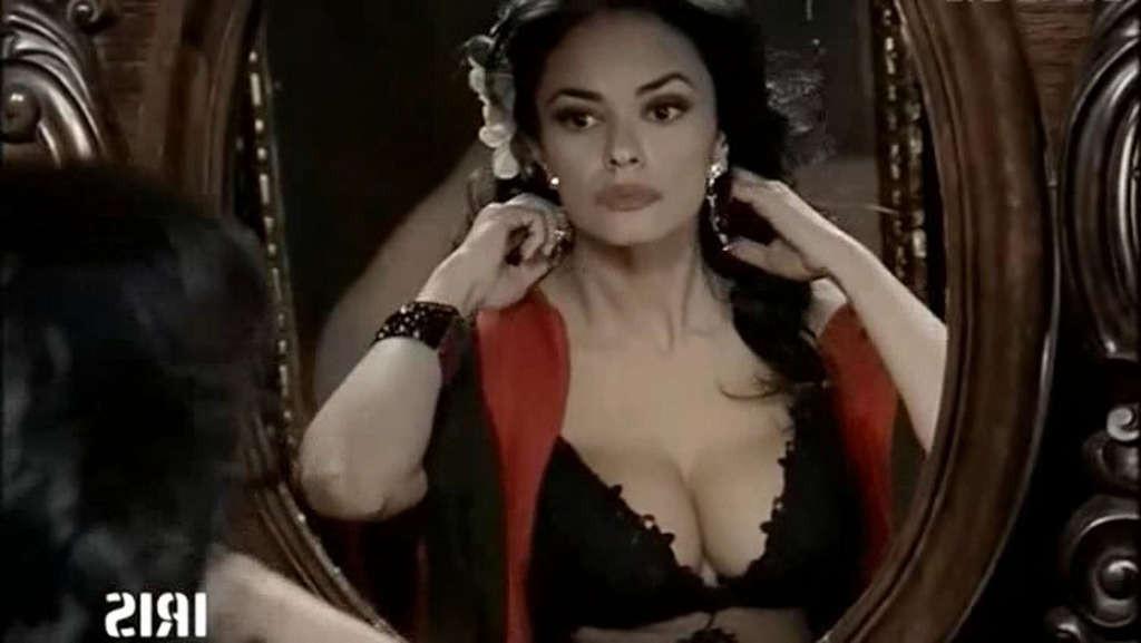 16P Maria Grazia Cucinotta in bra and thong and cleavy in movie