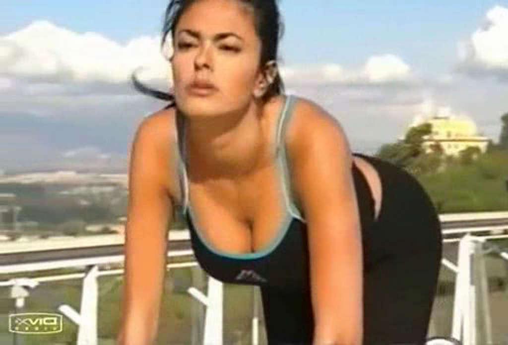 16P Maria Grazia Cucinotta in bra and thong and cleavy in movie