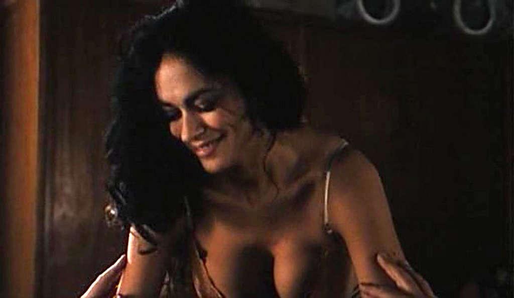 16P Maria Grazia Cucinotta in bra and thong and cleavy in movie