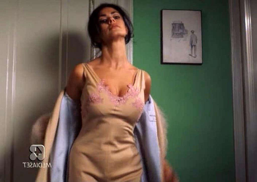 16P Maria Grazia Cucinotta in bra and thong and cleavy in movie