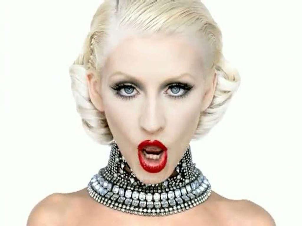 16P Christina Aguilera looking very sexy in bra and panties