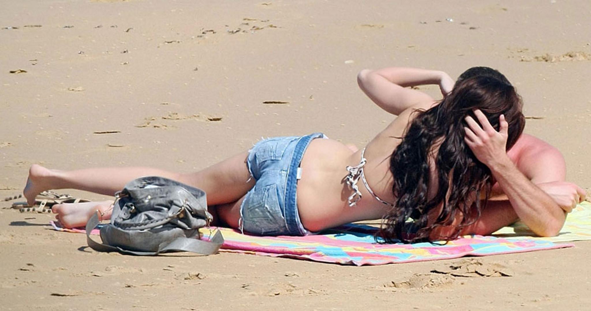 15P Miley Cyrus making love with her boyfriend on beach very sexy photos
