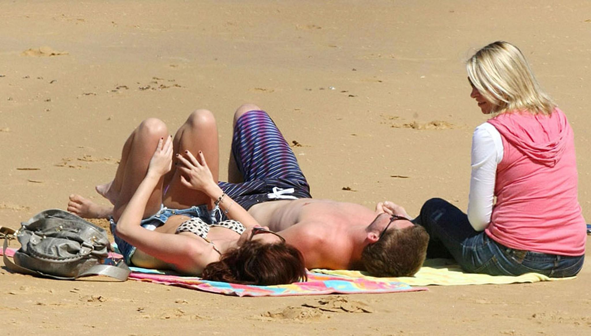 15P Miley Cyrus making love with her boyfriend on beach very sexy photos
