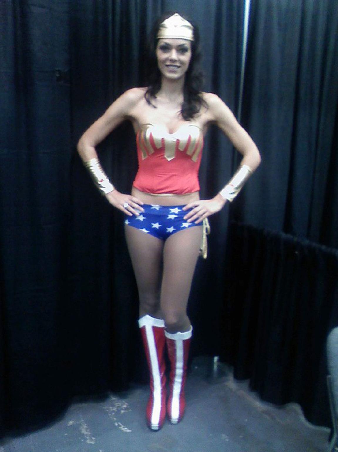 16P Adrianne Curry posing and showing huge boobs in her sexy bra