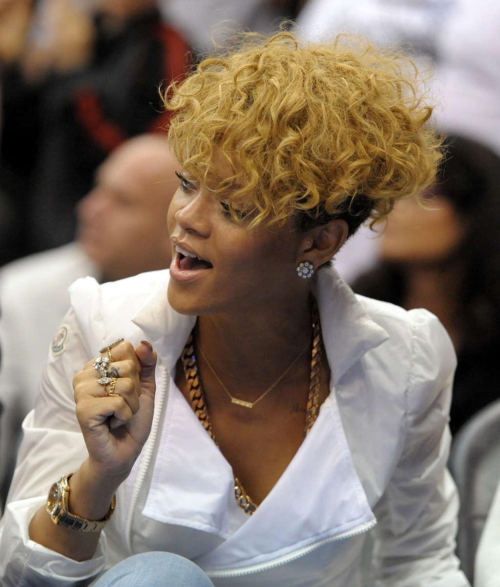 16P Rihanna showing her sexy legs in a jeans on basketball game