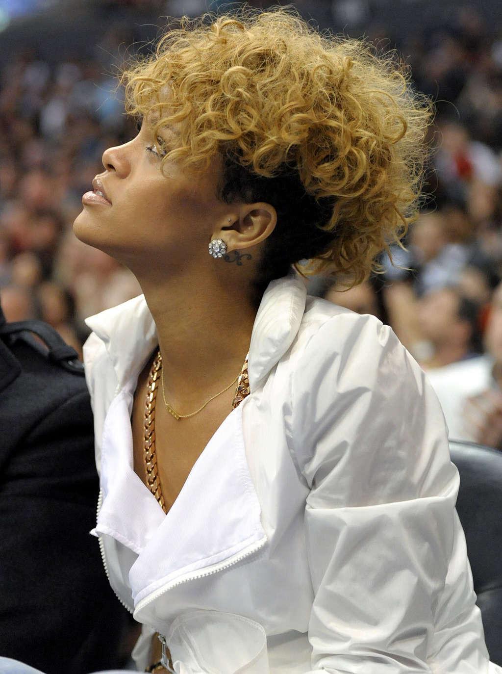 16P Rihanna showing her sexy legs in a jeans on basketball game