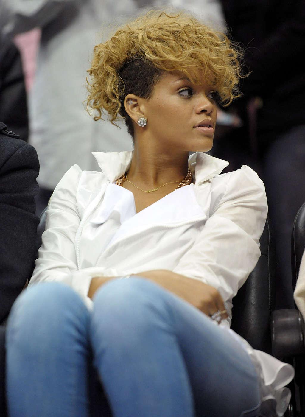 16P Rihanna showing her sexy legs in a jeans on basketball game