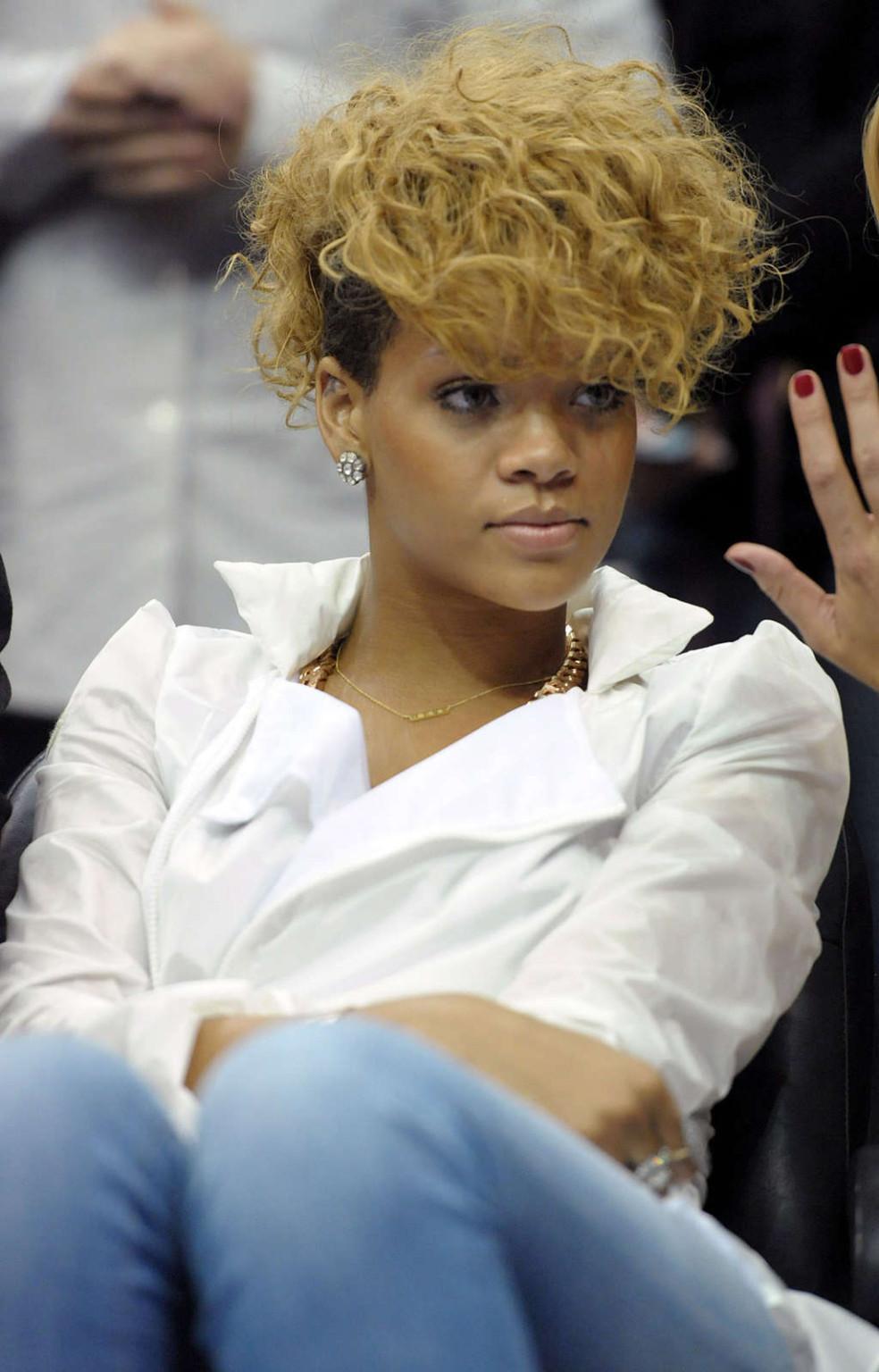16P Rihanna showing her sexy legs in a jeans on basketball game