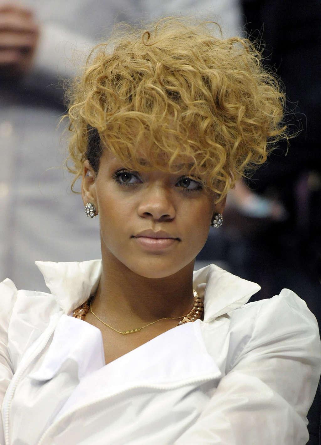 16P Rihanna showing her sexy legs in a jeans on basketball game