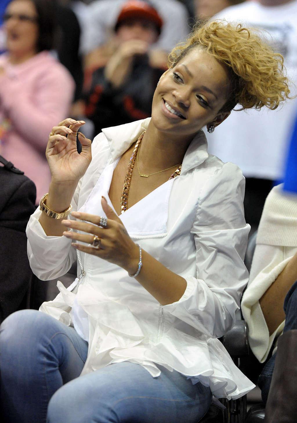16P Rihanna showing her sexy legs in a jeans on basketball game