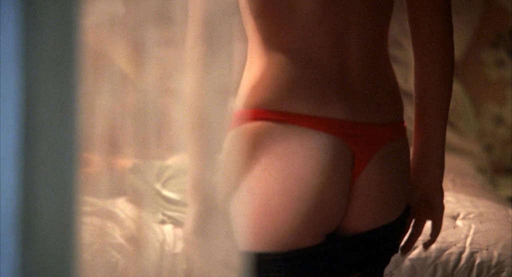 10P Elisha Cuthbert exposing ass in thong and body in bra