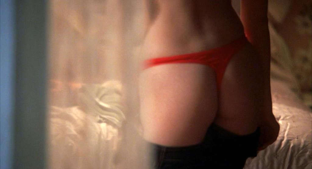 10P Elisha Cuthbert exposing ass in thong and body in bra