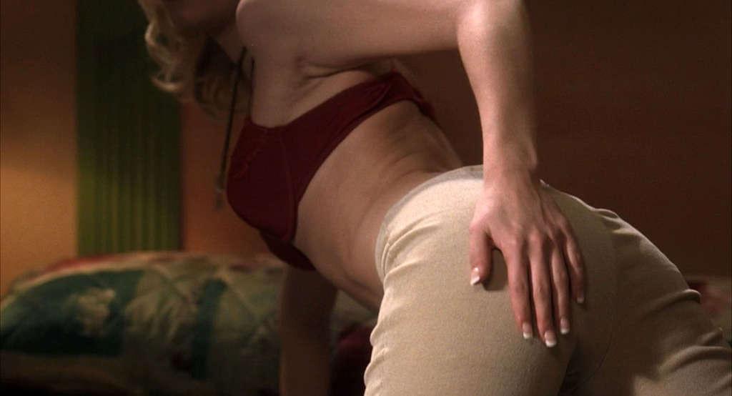 10P Elisha Cuthbert exposing ass in thong and body in bra