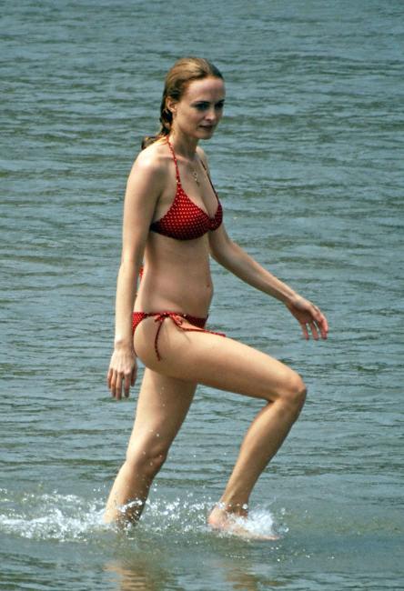 14P Heather Graham in bikini hanging out with a guy