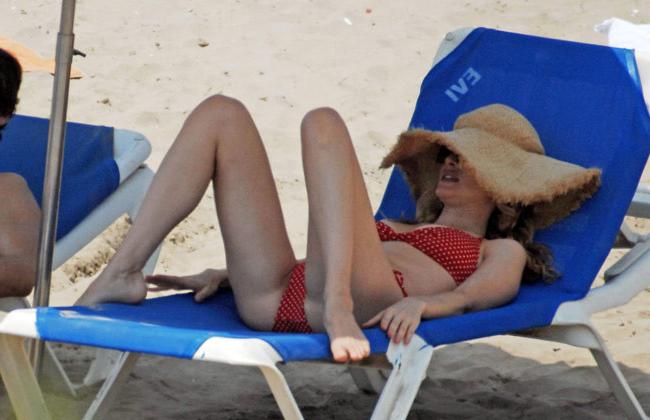 14P Heather Graham in bikini hanging out with a guy
