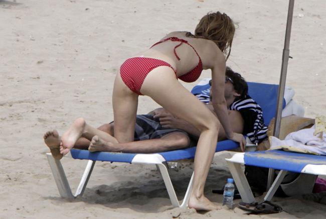 14P Heather Graham in bikini hanging out with a guy